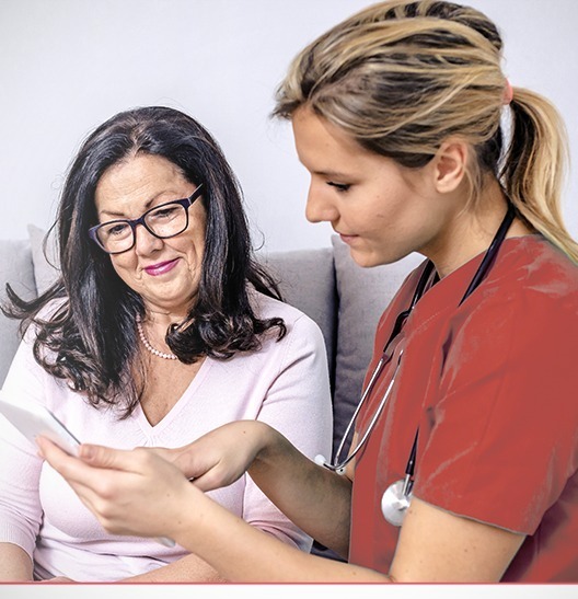 Une femme médecin montre à sa patiente son résultat d'examen en électrophysiologie.