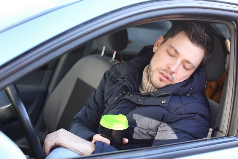 Homme qui s'est endormi dans sa voiture