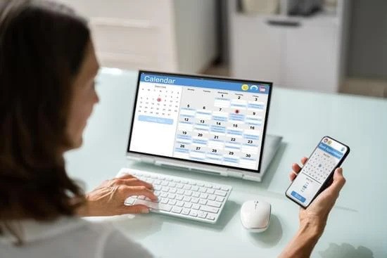 Une secrétaire médicale enregistre le dossier d'un patient qui va suivre un examen d'électrophysiologie.
