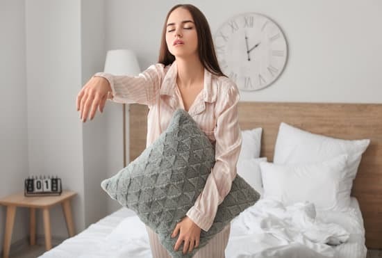 Femme endormie qui marche dans sa chambre