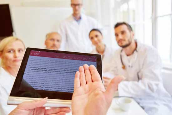Bioserenity - Equipe médicale pour interprétation EEG, on voit un dispositif d'électrophysiologie affichant un électro-encéphalogramme.