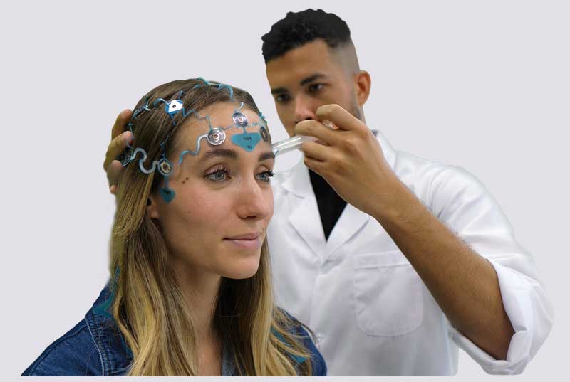 Pose d'un casque EEG IceCap pour la réalisation d'un examen neurologique de type électro-encéphalogramme.