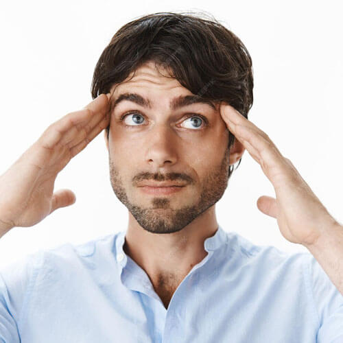 Homme qui se tient la tête
