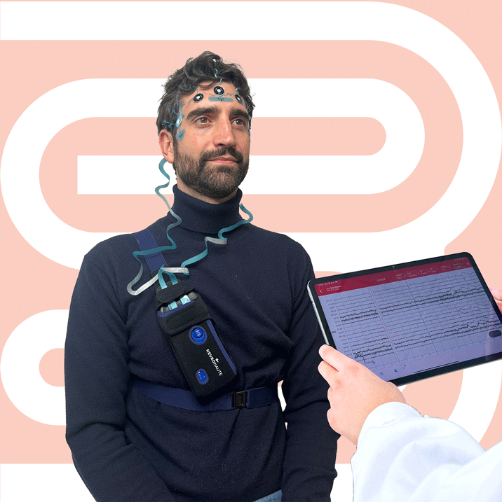 Homme réalisant un examen d'électroencéphalogramme chez BIOSerenity