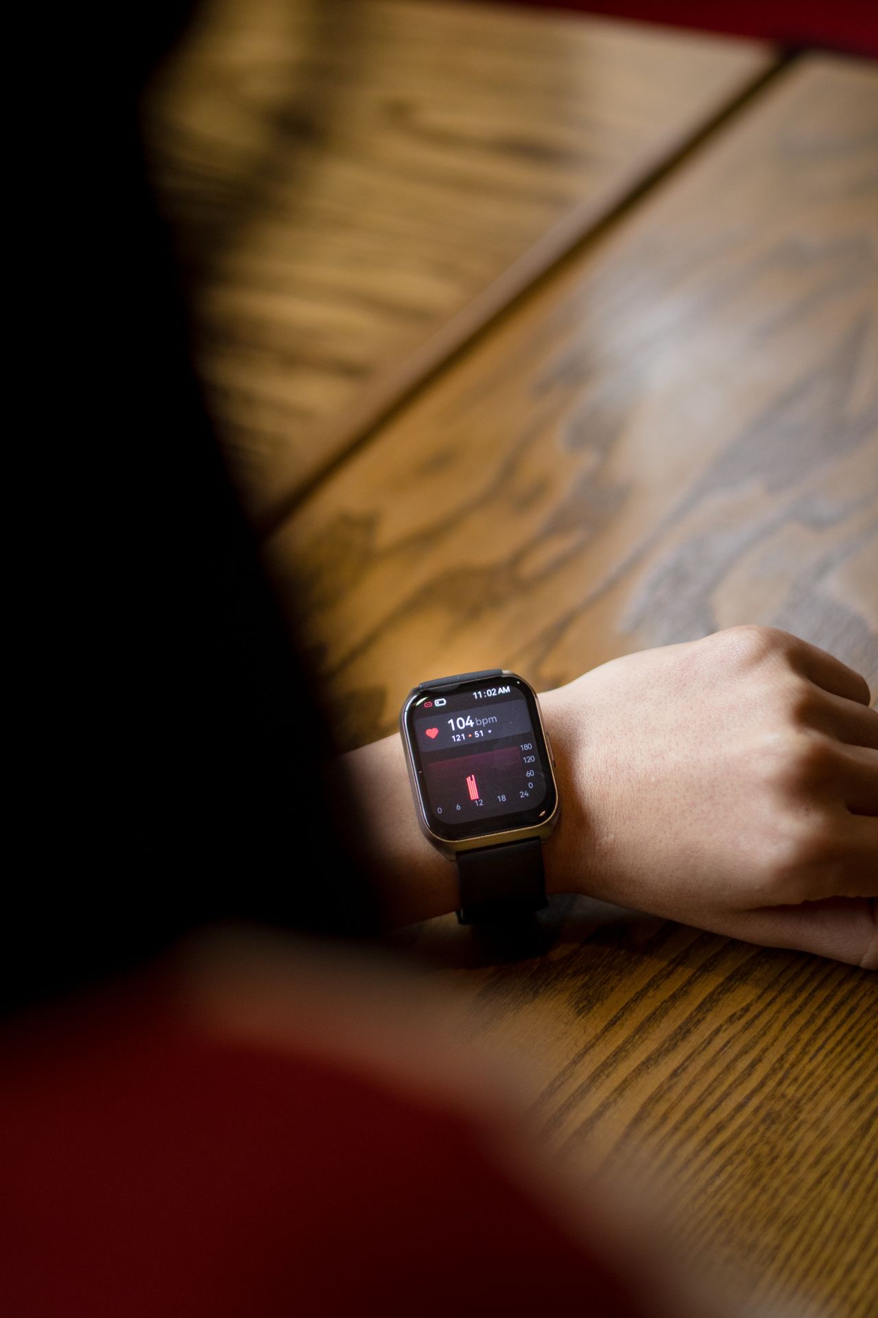 Montre connectée montrant un rythme cardiaque de 104 bpm