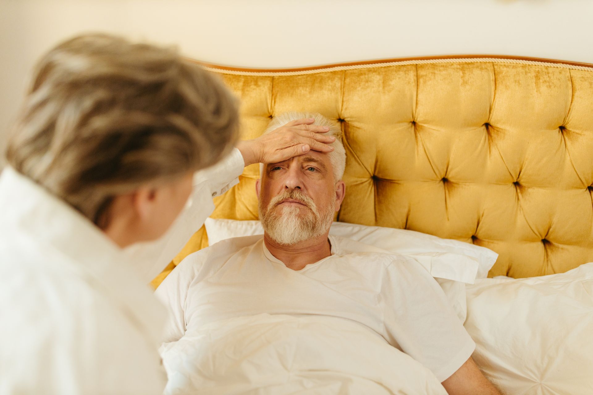 Homme dans un lit qui a fait un malaise